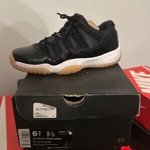 Air Jordan 11 retro low GG
Color: black/ bleached coral-white